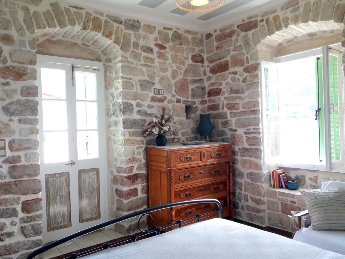 1836 Traditional House Ваті Екстер'єр фото