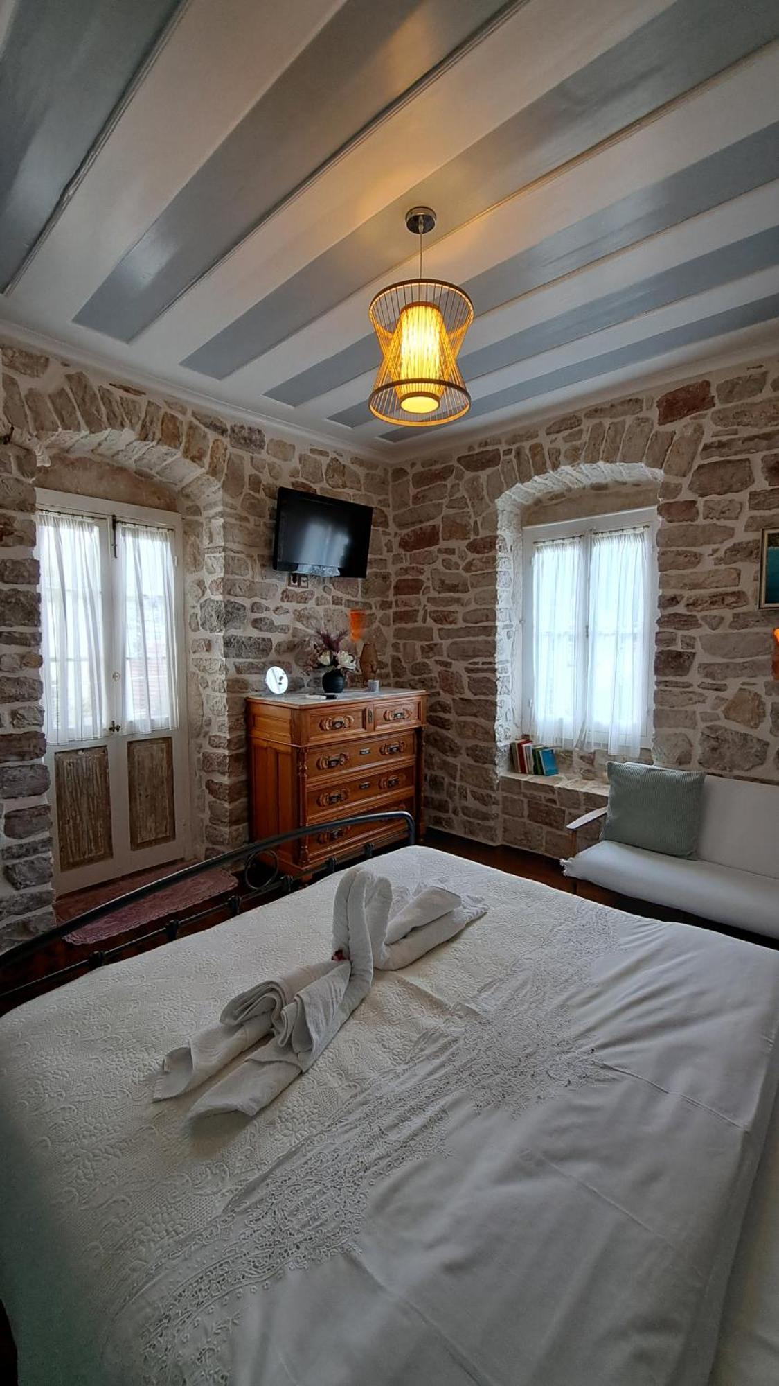 1836 Traditional House Ваті Екстер'єр фото